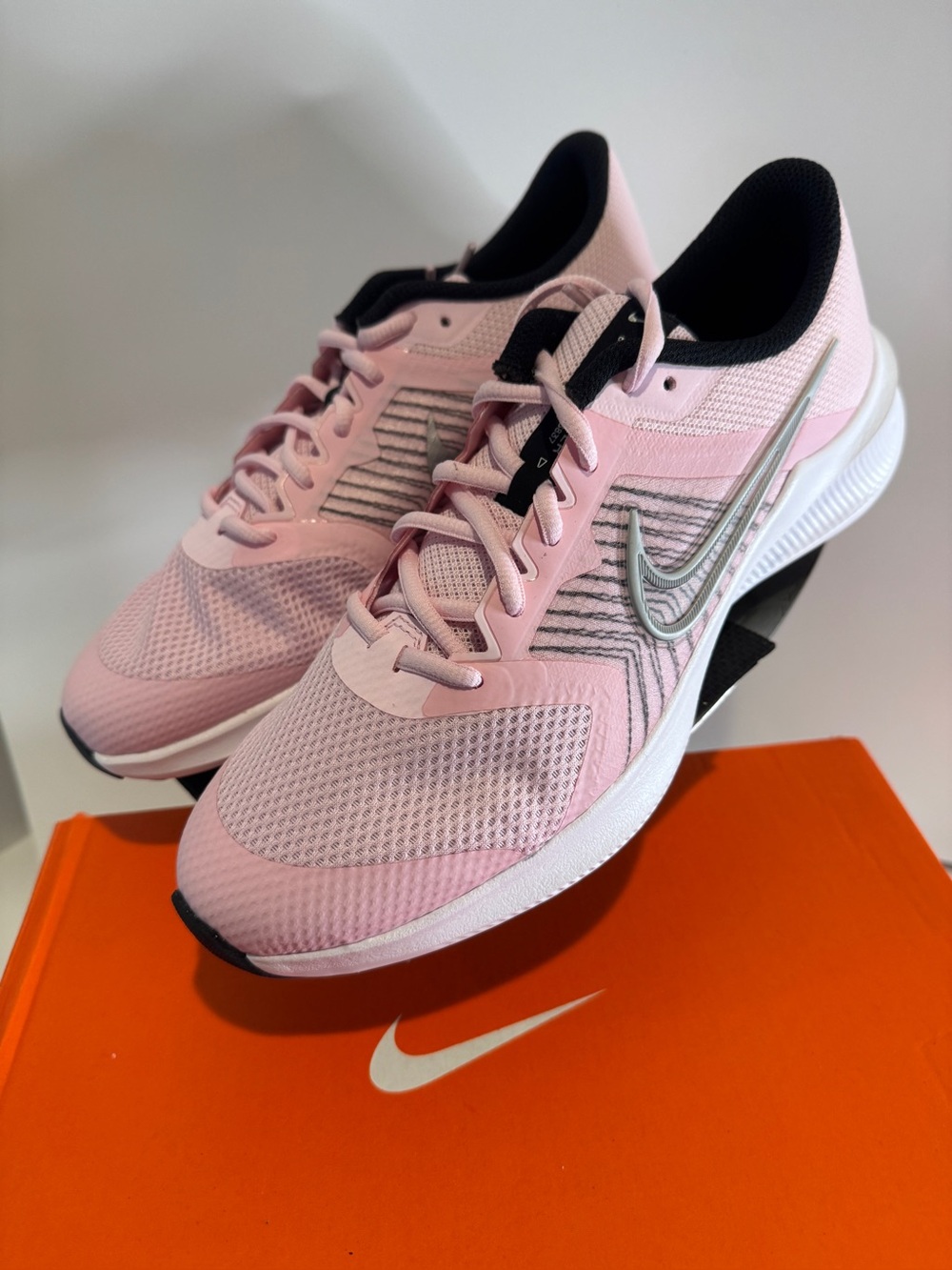 NIKE DOWNSHIFTER 11 GS  Kids Gymnastics Shoe size 7 youth new